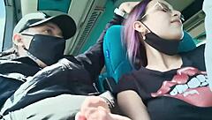 स्लट ब्लोजॉब देती है और पब्लिक बस में चुदाई के दौरान क्रीमपाई हो जाती है