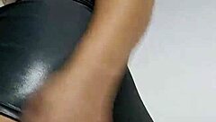 Eu saio com essa sainha na rua pra chamar aten��o dos coroa que gostam de bancar novinha