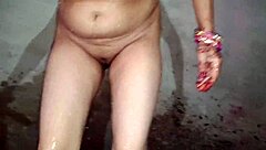 इंडियन देसी गांव की भाभी पहली बार बाथरूम में पेशाब और अपनी देहाती चूत साफ करती हुई