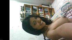 इंडियन देसी गर्ल संगीता अपनी कल्चरल रूट्स को वाइब्रेंट सेटिंग में एक्सप्लोर करती है