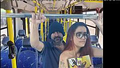 अरे प्रिटी स्टूडेंट, पब्लिक बस में इस स्ट्रेंजर के हाथ को अपनी मिनीस्कर्ट में महसूस कर?