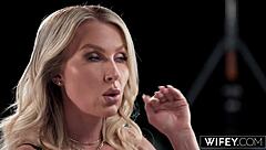 अरे मेरी वाइफी एंडी एवलॉन लिंगरी में वो मसिव बीबीसी ले रही है जबकि मैं देख रहा हूं... ब्लॉन्ड चूत को मिशनरी स्टाइल में चाटा गया