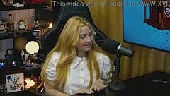 THE BRANQUINHA FROM VIAMMS GOT ON ALL FOURS ON THE PODCAST TABLE HER TINY PANTIES SHOWED HER VERY HAIRY PUSSY - P�PUM IN THE HOOD