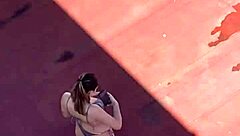 Vecinas tomando sol en la terraza parte 4