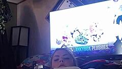 Goldielox plays with herself in panties.