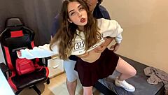 el padrastro convence a la amiga de su hijastra para follar en lugar de ir al cine.