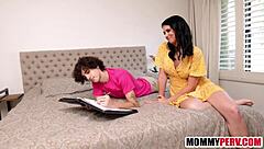 स्टेप मॉम को उसके हॉर्नी स्टेप सन्स ने वाइल्ड थ्रीसम में डबल पेनेट्रेशन से चोदा