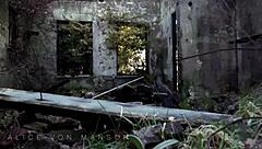 Dominación y obediencia en escena fetichista con elementos hardcore.