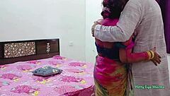 होली पर यह टाइट गृहिणी दोस्तों के साथ डर्टी आउटडोर चोदाई क्यों करती है?