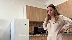 स्टेपमदर बिना पैंटी के सैर छोड़ती है, स्टेपसन के साथ पहली बार क्लोजअप क्रीमपाई