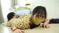 मैंने ये क्यूट इंडियन मेड को घर के काम के दौरान हॉर्नी और उत्तेजित होते देखा