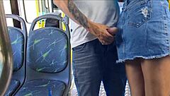 तो यह युवा छात्रा बस में सार्वजनिक रूप से एनकोक्साडा और चोदी जाती है, है न?