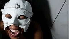 Mijando na boca no corpo dentro no anus dando o c� e gozando horrores?