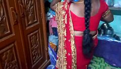 देसी सुंदरी गृहिणी सरी घर में कपड़े बदलती है, अपनी भूरी लंबी बाल और प्यारी शक्ल दिखाती है