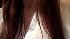 Watch this teen pleasuring herself with toys 😏