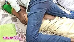 यह बालों वाली हाउसवाइफ आंटी क्लोज-अप ऑर्गेज्म पाती है जबकि उसका ककॉल्ड इंटेंस बीवर एक्शन देखता है