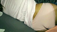 हॉट सौतेली माँ मिस्टी के साथ बेड शेयर करते हुए जल्दी गर्मी बढ़ गई