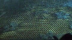 Flash fica e slip in a casual setting