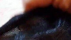 Flash fica e slip in a casual setting