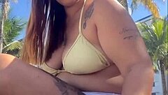 estou na praia com tesao, vou me exibindo pra macho!