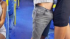 रेडहेड स्टूडेंट ने पब्लिक बस में स्कर्ट एक्शन के साथ फ्लैश किया और छुआ, बहुत रिस्की!