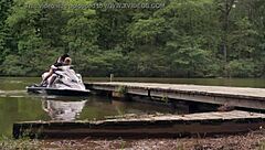 डॉनाबेला मोर्टेल फ्रेशवॉटर के पास सेक्सी बिकिनी में पोज करती है