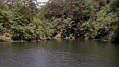 डॉनाबेला मोर्टेल फ्रेशवॉटर के पास सेक्सी बिकिनी में पोज करती है