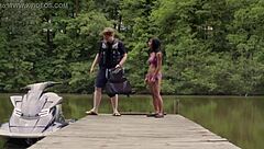 डॉनाबेला मोर्टेल फ्रेशवॉटर के पास सेक्सी बिकिनी में पोज करती है