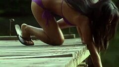 डॉनाबेला मोर्टेल फ्रेशवॉटर के पास सेक्सी बिकिनी में पोज करती है