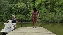 डॉनाबेला मोर्टेल फ्रेशवॉटर के पास सेक्सी बिकिनी में पोज करती है