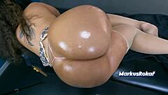 लकी मसाजर बिग अस कोलंबियन वाइफ को फक करता है