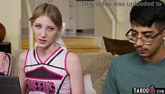 शर्मीला कुंवारा लड़का लोकप्रिय 18+ चीयरलीडर मेलोडी मार्क्स को चोदता है