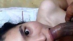 a esta jovencita le encanta chuparlo todo