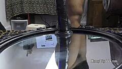 मेरी बड़ी गैंड को हॉर्नी लिली स्पैंक करती है