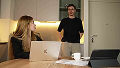 बड़ी चूचियों वाली सेक्रेटरी, ब्लोजॉब में फेल हो गई क्या?