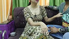 भारतीय शर्मीली भाभी को लैंडलॉर्ड ने धूम्रपान और बॉयफ्रेंड बुलाने के लिए जोर से चोदा