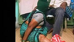 बड़ा कॉक गांव की आंटी को आउटडोर्स फक करता है रूममेट देखते हुए