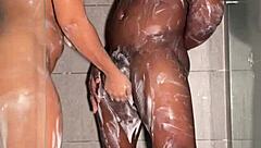 बाथरूम में घुसकर मेरे स्टीपब्रदर को हिलाना