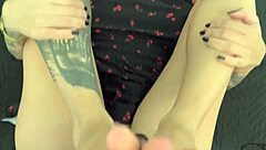 deixando esse pau grosso bem duro com footjob e meus pezinhos merecem muita porra