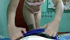 Cada vez que mi mujer se va, mi hijastra se pone más puta y viene a mi habitación a provocarme.