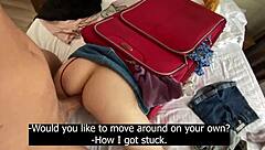 डंब स्टेपसिस्टर सूटकेस में फंसी, इंटररेसियल बेबीसिटर बॉस पहली बार एडवांटेज