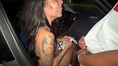 Amigos são pegos no flagra transando sem camisinha na rua lotada, que loucura! 😱