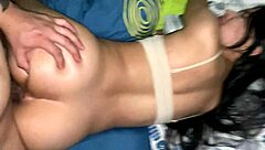 Me cansé de ver a la novia de mi amigo acostada y me la follé duro hasta correrme 😈