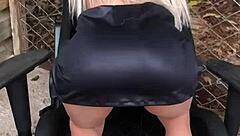 mulher presenteia marido com INTEADA loirinha sex toy in casual outdoor play