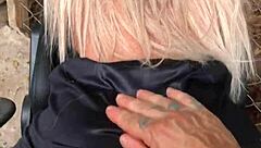 mulher presenteia marido com INTEADA loirinha sex toy in casual outdoor play