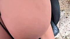 mulher presenteia marido com INTEADA loirinha sex toy in casual outdoor play