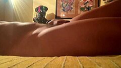 Tumbada y completamente desnuda en la cama pido ser una puta y como quiero serlo con masturbacion.