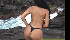 turista pagou u$200 pra filmar essa brasileira morena pelada com bunda e buceta natural em búzios rj