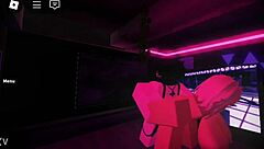 Explorando Um Trabalho Quente No Roblox Com Elementos De Jogo E Diversão.