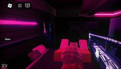 Explorando Um Trabalho Quente No Roblox Com Elementos De Jogo E Diversão.